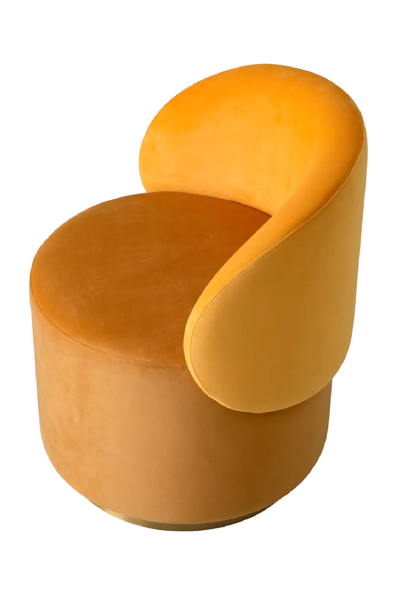 Chaise basse pivotante en velours jaune Roche | Eichholtz Greer | Meubleluxe.fr