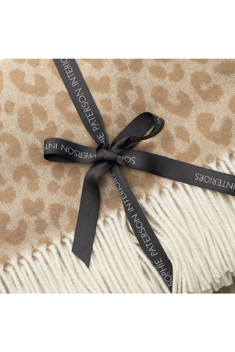 Plaid à motifs beige | Andrew Martin Wildcat | Meubleluxe.fr