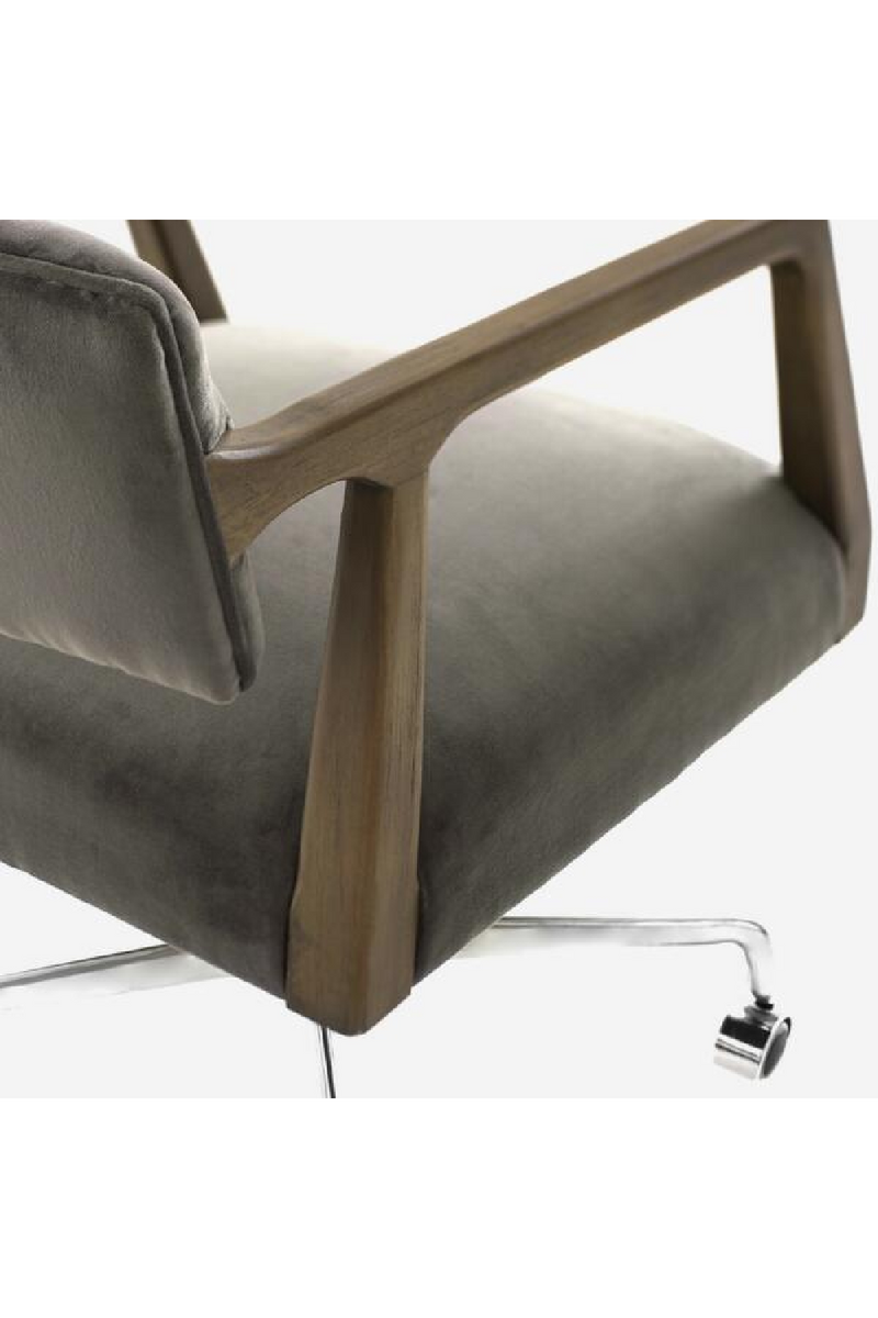 Chaise pivotante de bureau en velours gris | Andrew Martin Theo | Meubleluxe.fr