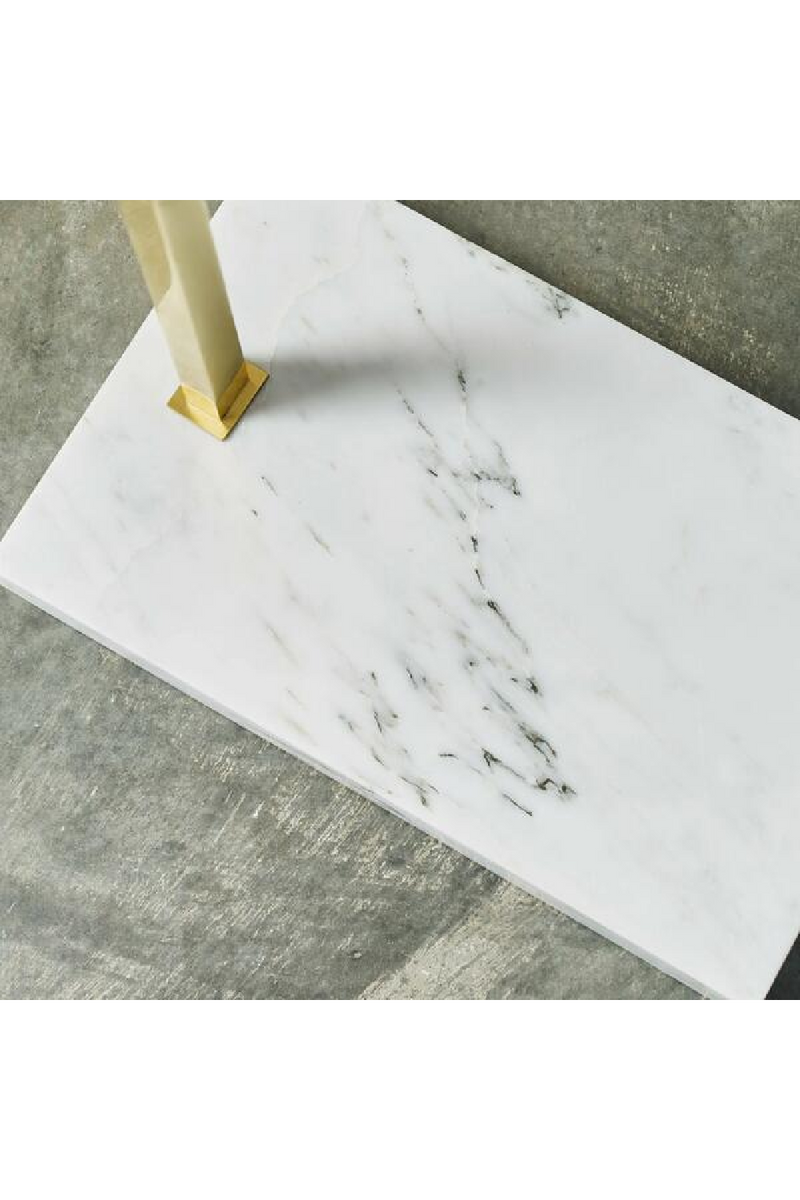 Lampadaire en laiton naturel et marbre blanc | Andrew Martin Klee