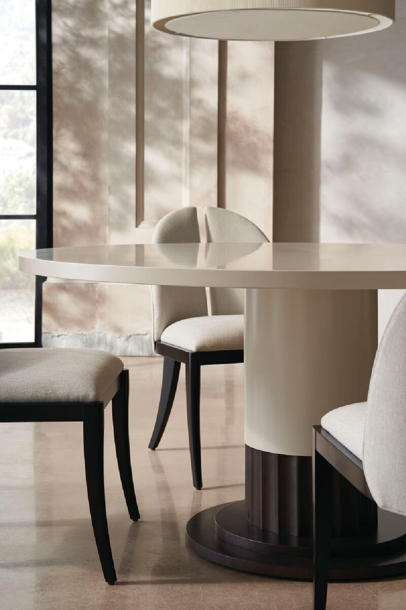 Table de salle à manger ronde en bois ivoire | Caracole Dorian | Meubleluxe.fr