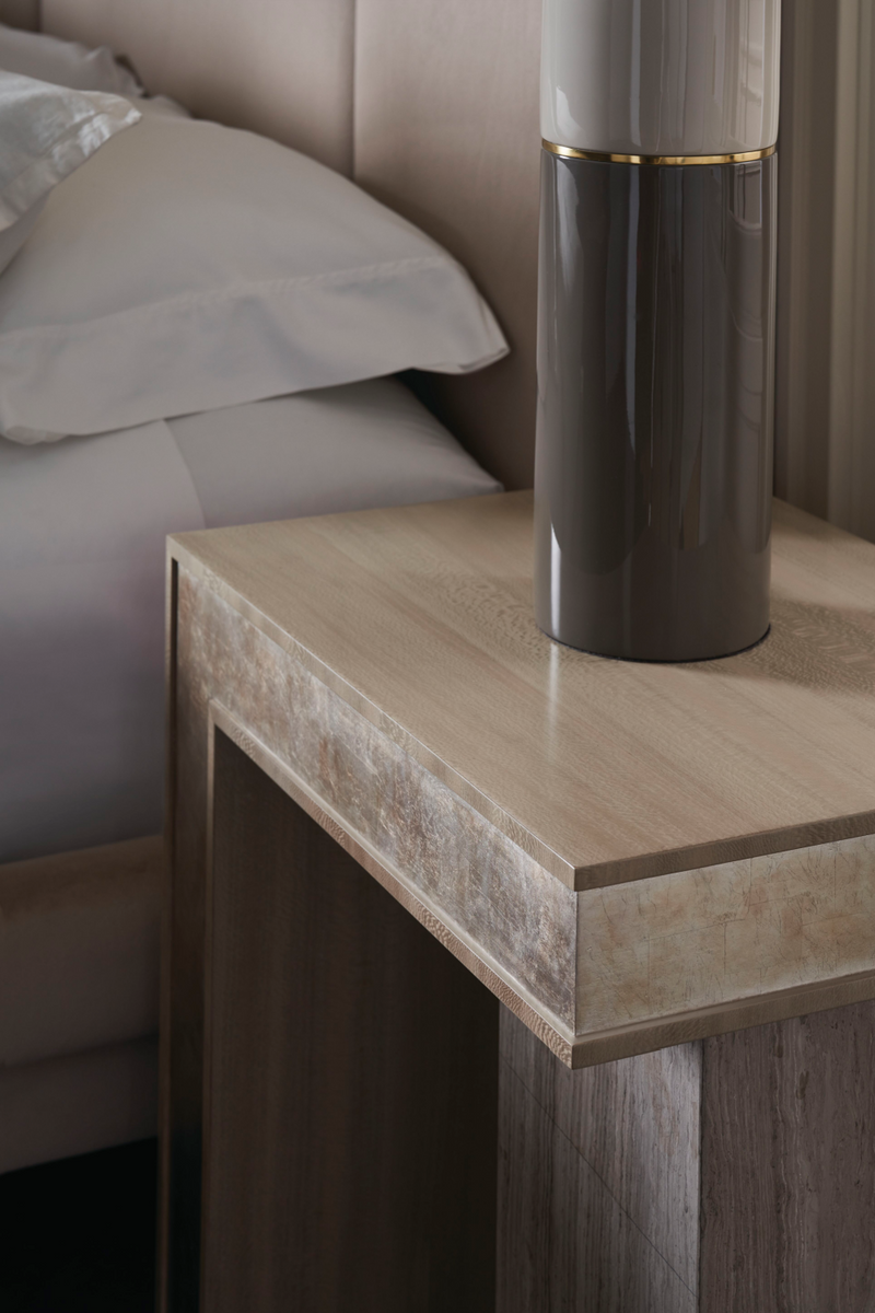 Table de chevet en bois clair et travertin | Caracole Balance | Meubleluxe.fr