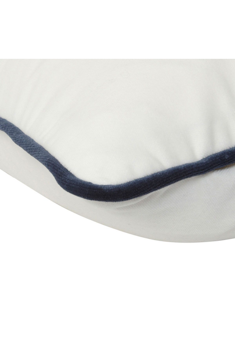 Coussin en velours blanc à passepoil bleu | Andrew Martin Pelham | Meubleluxe.fr