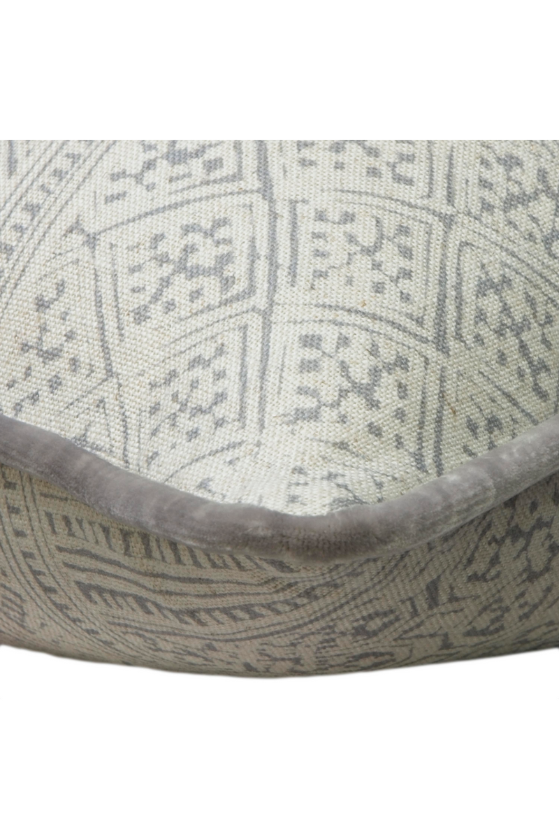 Coussin batik gris avec passepoil en velours | Andrew Martin Ostuni | Meubleluxe.fr