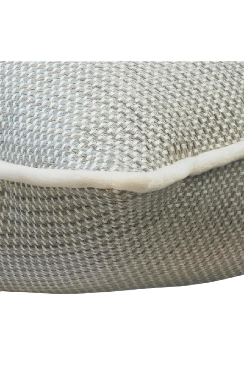 Coussin en chenille gris avec passepoil en velours | Andrew Martin Molfetta | Meubleluxe.fr
