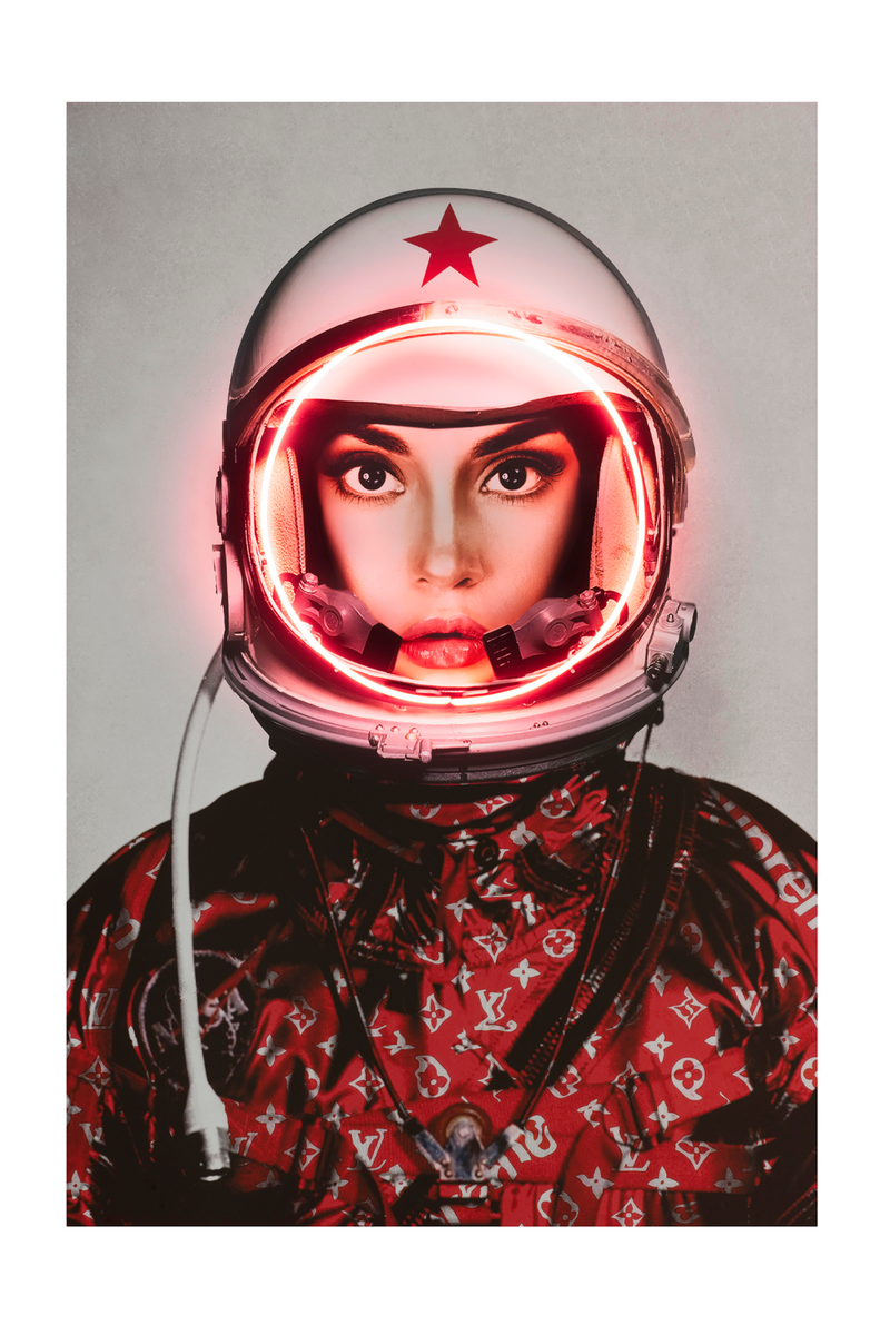 Néon LED rétro Louis Vuitton rouge | Andrew Martin Space Girl  | Meubleluxe.fr