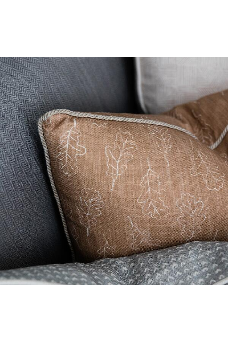 Coussin à motifs en tissu marron | Andrew Martin Noble Oak | Meubleluxe.fr