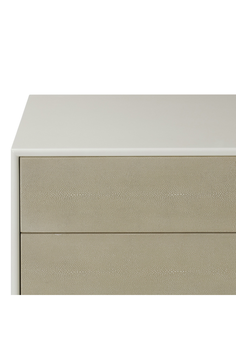 Table de chevet à trois tiroirs en galuchat blanc | Andrew Martin Alice | Meubleluxe.fr