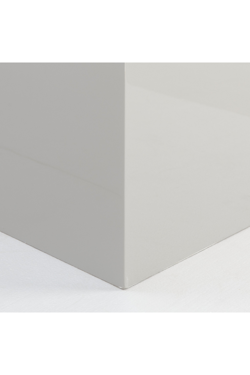 Table d'appoint cubique en taupe clair | Andrew Martin Ella | Meubleluxe.fr