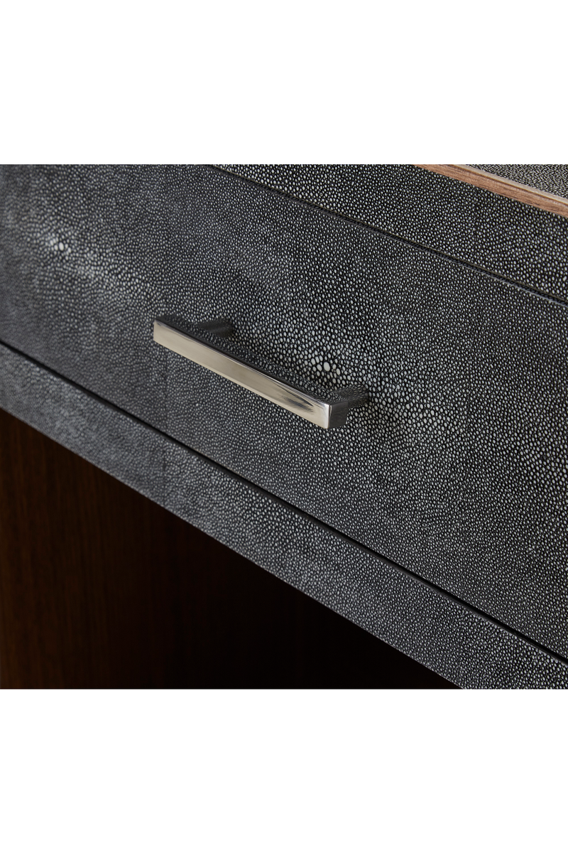 Table de chevet en galuchat gris avec tiroir | Andrew Martin Fitz | Meubleluxe.fr